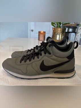 Nike Internationalist Mid Gray/Green/Black
Men’s Size 11.5 (Style 606427-300)